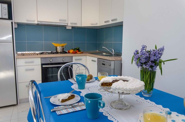 冷蔵庫、電子レンジ、オーブン、コンロ