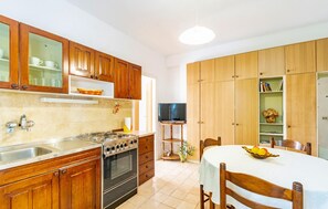 Kühlschrank, Herdplatte, Wasserkocher mit Kaffee-/Teezubehör