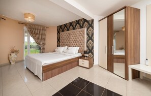 12 bedrooms, in-room safe, free WiFi, bed sheets
