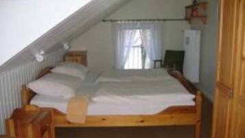 2 soverom, safe på rommet, skrivebord og reiseseng for barn