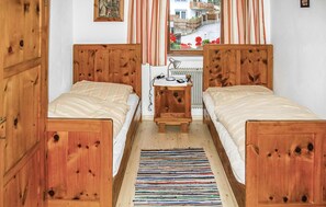 2 Schlafzimmer, Reisekinderbett