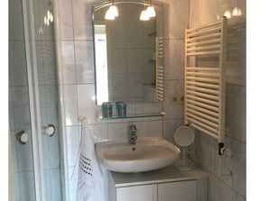 Douche, sèche-cheveux