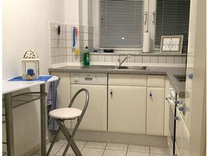 Kühlschrank, Ofen, Geschirrspüler, Wasserkocher mit Kaffee-/Teezubehör