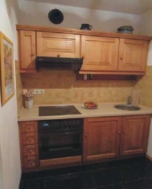 Fridge, oven, coffee/tea maker, electric kettle