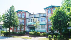 Un edificio de dos pisos con un letrero que dice "Villa Cecilie".
