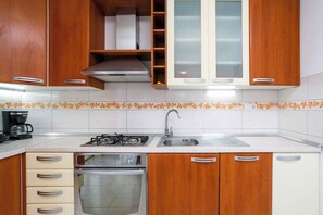 ثلاجة، فرن، موقد طهي مسطح، غسالة أطباق