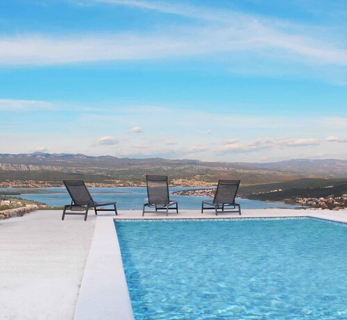 Holiday apartment with pool and sea view