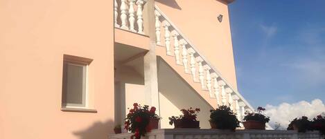 المنشأة من الخارج