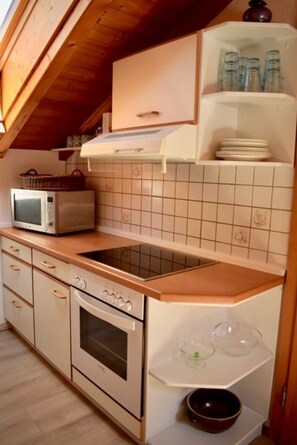 Kühlschrank, Mikrowelle, Hochstuhl