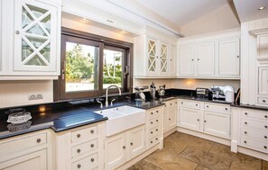 Frigorifero, piano cottura, lavastoviglie, macchina per tè/caffè