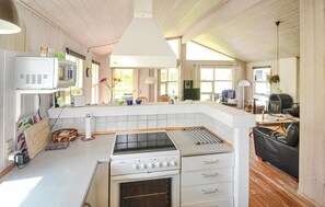 Køleskab, kogeplade, opvaskemaskine, kaffe-/temaskine