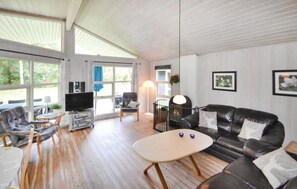 Smart TV, fireplace, DVD player - Pet friendly home in Glesborg with sauna (Glesborg)