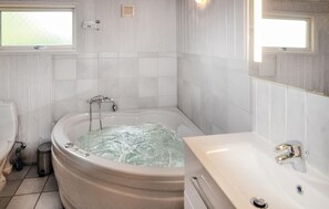 Shower - Pet friendly home in Glesborg with sauna (Glesborg)
