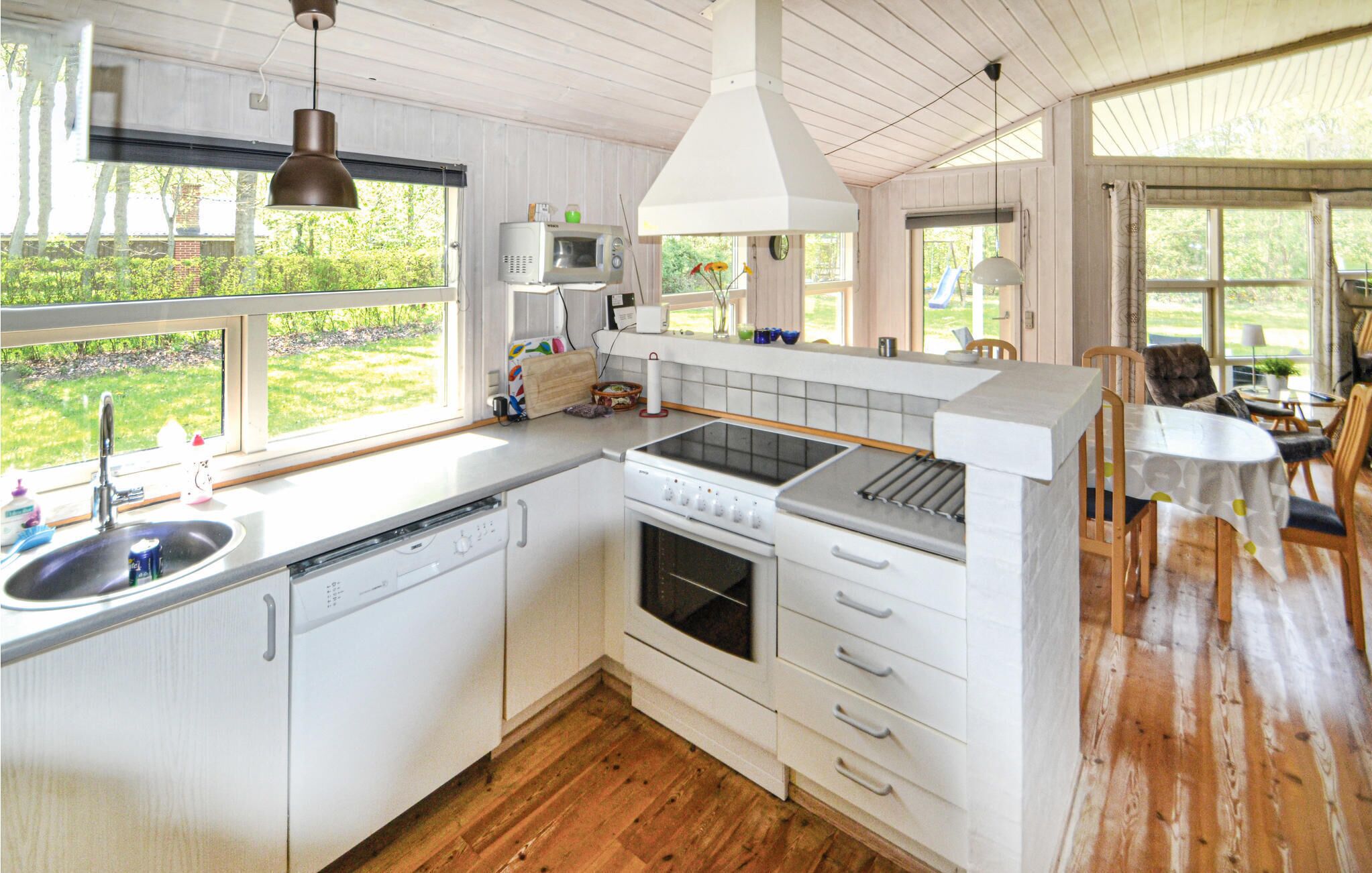 Réfrigérateur, plaque de cuisson, lave-vaisselle, cafetière/bouilloire