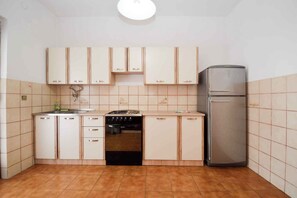 Fridge, stovetop, coffee/tea maker