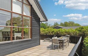 Outdoor dining - Amazing home in Ebeltoft with sauna (Ebeltoft)