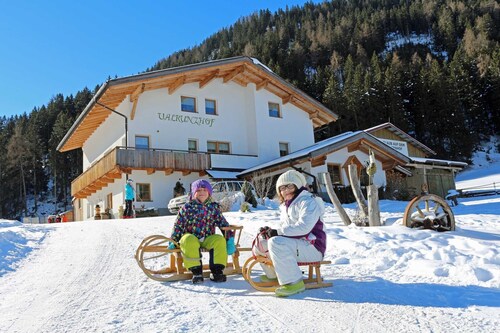 En plus mélèzes - à la ferme Valrunzhof - à droite sur CABLE CAR CENTER