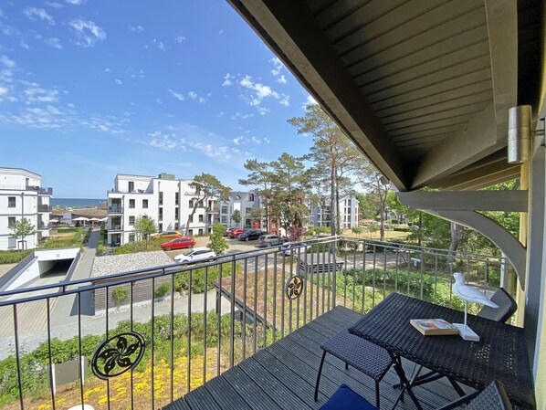 Outdoor dining - Apartment 04 with fireplace, balcony & sea view - A: Haus Strandkiefer - close to the beach (Baabe)