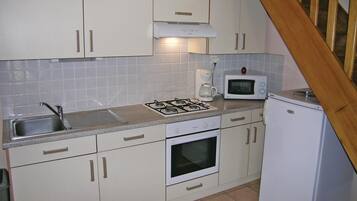 Een koelkast, een kookplaat, een koffiezetapparaat/waterkoker