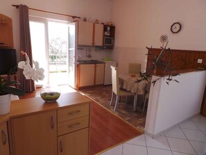 Dining - Holiday Apartment With Terrace and Air Conditioning (Kornić)