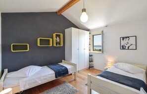 4 bedrooms, free WiFi, bed sheets