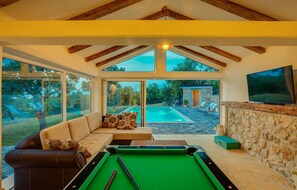 Game room - Stunning home in Smrika (Smrika)