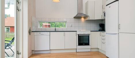 Jääkaappi, liesi, astianpesukone, kahvin-/teenkeitin