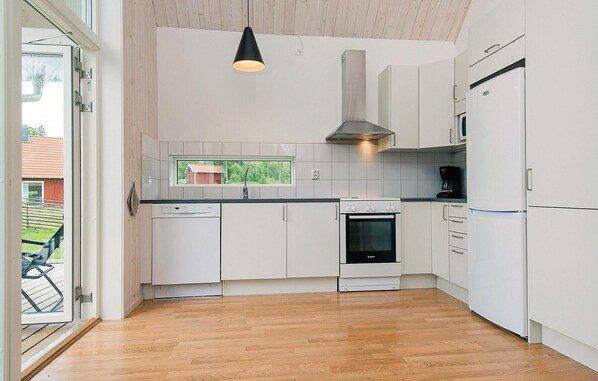 Kylskåp, mikrovågsugn, spishäll och diskmaskin