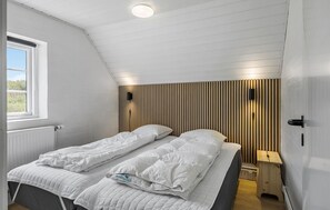 6 bedrooms, travel cot, free WiFi - Awesome home in Ulfborg with kitchen (Ulfborg)