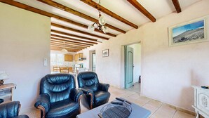 A living room with two leather armchairs, a coffee table, and a painting on the wall. - 3 bedroom awesome home in Bédoin (Bédoin)