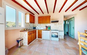 Réfrigérateur, un four, surface de cuisson, lave-vaisselle