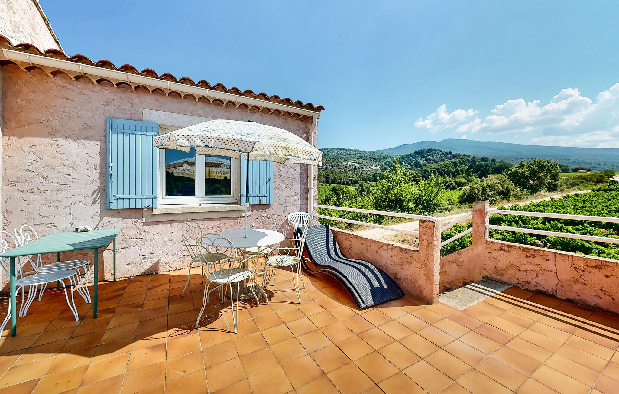 屋外ダイニングエリア