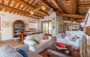 Fernseher, Kamin, Tischfußball, Tischtennisplatte