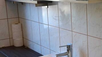 Hiustenkuivaaja, pyyhkeet, saippua, vessapaperi