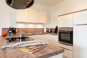 Kühlschrank, Mikrowelle, Ofen, Geschirrspüler