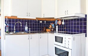 Kühlschrank, Herdplatte, Wasserkocher mit Kaffee-/Teezubehör