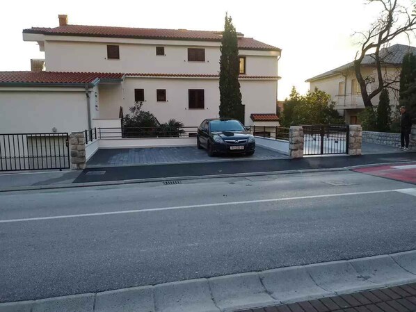 Property grounds - Holiday apartment with air conditioning and internet access (Crikvenica)