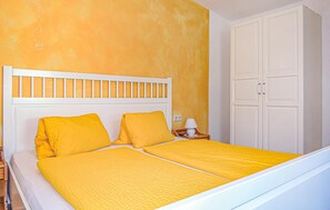 2 bedrooms, travel crib, free WiFi, bed sheets