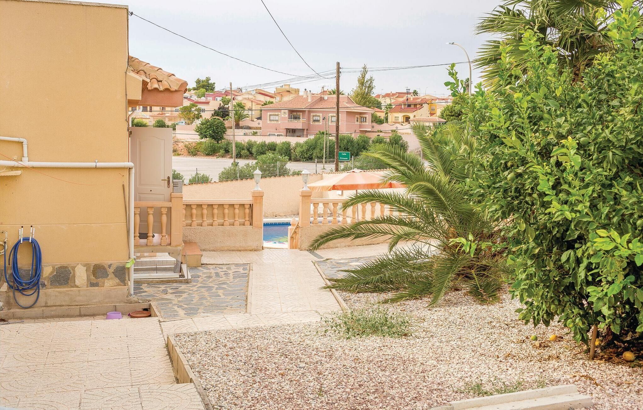 Un quartier résidentiel doté d’une piscine, d’une entrée sécurisée et offrant une vue sur les maisons voisines.