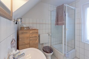 Bathroom - Wiesenblick Vacation Rentals - Vacation Home with a Balcony (Trassenheide)