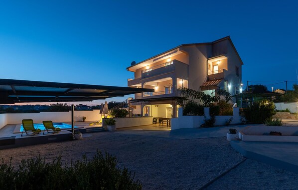 Exterior - Awesome home in Kanica (Kanica)