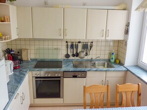Kühlschrank, Mikrowelle, Ofen, Geschirrspüler