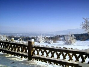 A snow-covered landscape with a wooden fence and a clear blue sky. - FW Haflinger - Hof Roßruck (Fischbachau)