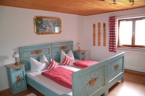 2 bedrooms, travel cot, WiFi, bed sheets