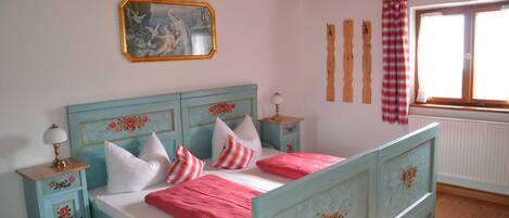 2 bedrooms, travel cot, WiFi, bed sheets