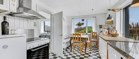 Køleskab, kogeplade, opvaskemaskine, kaffe-/temaskine