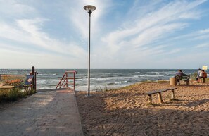 بالقرب من الشاطئ