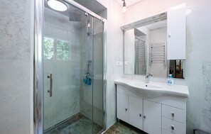 Bathtub - Beautiful home in Nedescina (Nedescina)