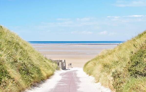 Beach nearby - Awesome home in Agon-Coutainville (Agon-Coutainville)