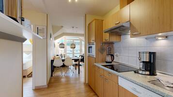 Kühlschrank, Mikrowelle, Geschirrspüler, Wasserkocher